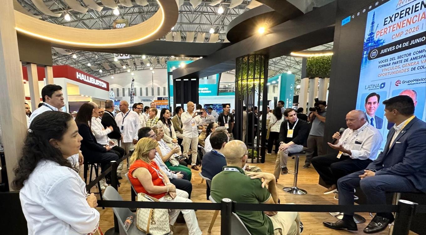 Representantes de empresas en el stand de AMESPAC durante el Congreso Mexicano del Petróleo 2026